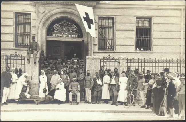 Ospedale militare in via Bartolomeo Malfatti, nell'edificio che prima della guerra ospitava le scuole magistrali femminili di Trento (Fondazione Museo storico del Trentino)